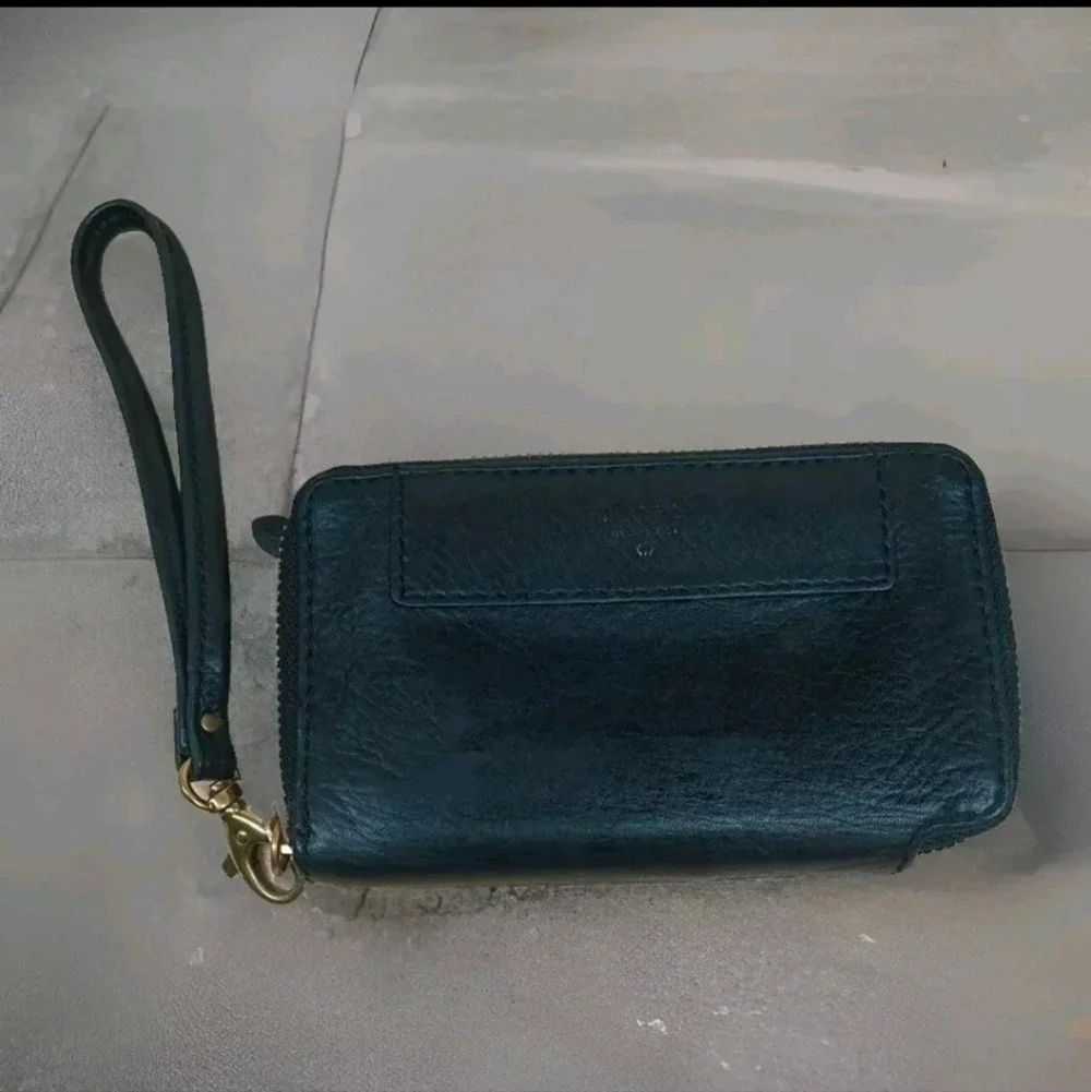 Fossil vintage Zip around Black Pebbled Leather wallet wristlet
